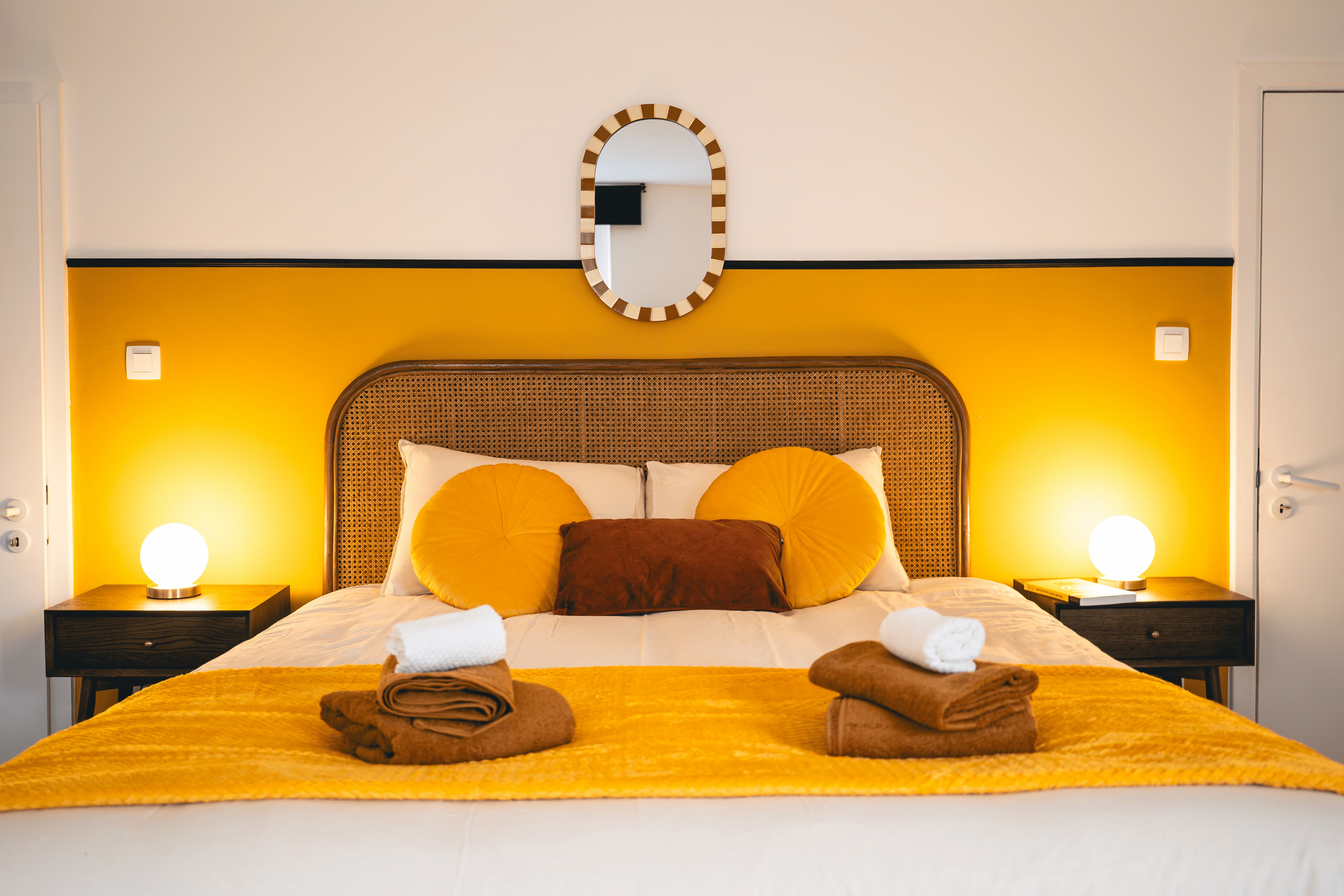 Lit douillet Queen Size avec oreillers jaunes moutarde