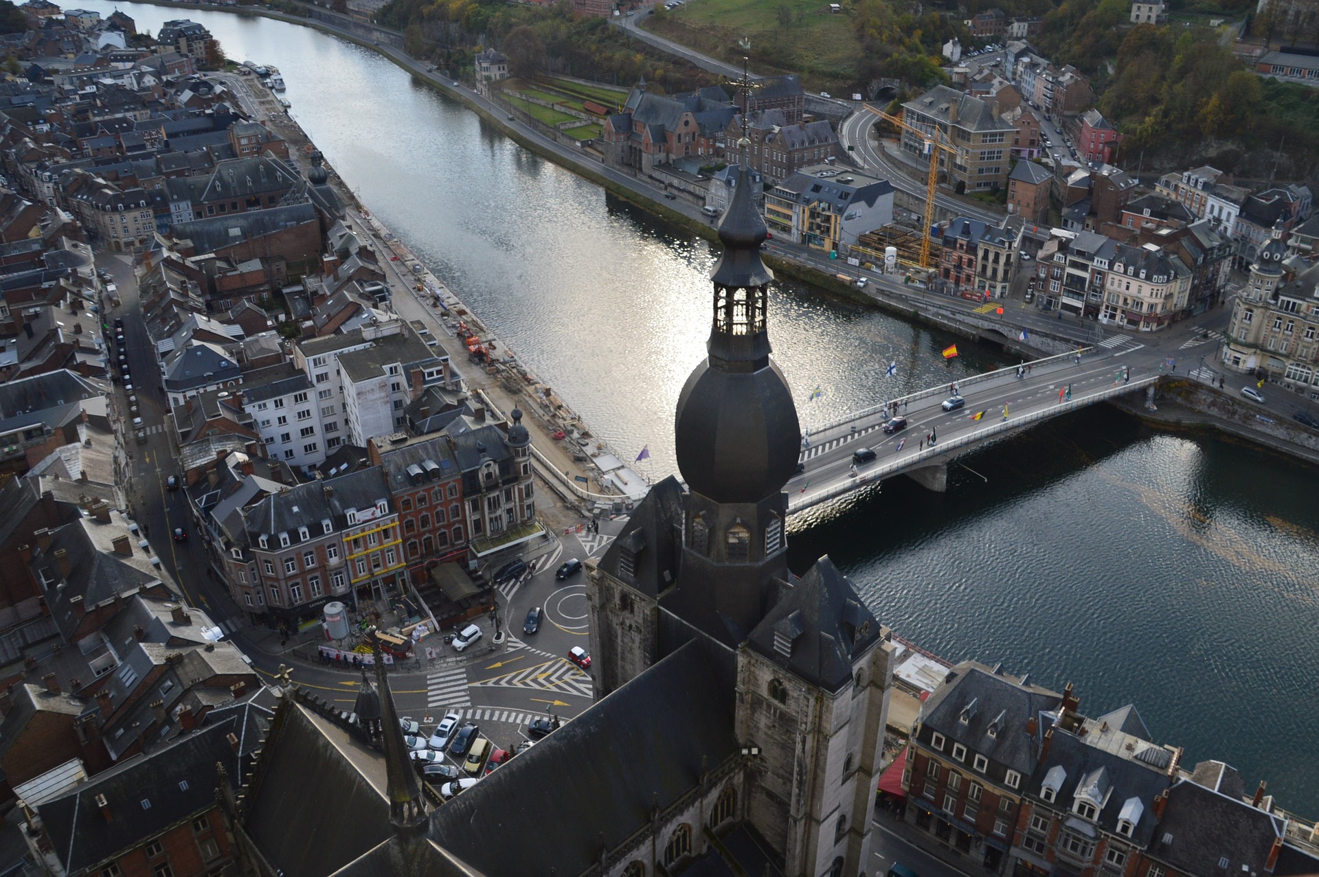 Citadelle perchée sur son rocher et église collégiale de Dinant au bord de la Meuse
